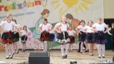 zespół taneczny występujący na scenie Amfiteatru podczas Pikniku Rodzinnego