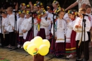 dzieci z zespołu „Kolebka” ubrane w piękne, ludowe stroje