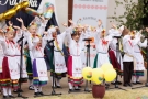  dzieci z zespołu „Kolebka” ubrane w piękne, ludowe stroje