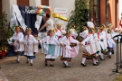  dzieci z zespołu „Kolebka” ubrane w piękne, ludowe stroje