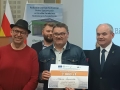 meżczyzna trzyma dyplom