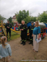 dzieci ze swoimi paniami podczas próbnej ewakuacji