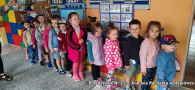dzieci ze swoimi paniami podczas próbnej ewakuacji