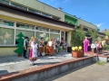 dzieci z zespołu „Kolebka” ubrane w kolorowe stroje prezentujące swoje przedstawienie oraz dzieci z każdej grupy śpiewające i tańczące dla swoich rodziców.