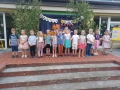 dzieci z zespołu „Kolebka” ubrane w kolorowe stroje prezentujące swoje przedstawienie oraz dzieci z każdej grupy śpiewające i tańczące dla swoich rodziców.