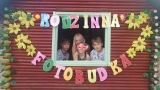 dzieci robią sobie zdjęcia z rodzicami i rodzeństwem w rodzinnej fotobudce