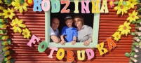 dzieci robią sobie zdjęcia z rodzicami i rodzeństwem w rodzinnej fotobudce