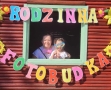 dzieci robią sobie zdjęcia z rodzicami i rodzeństwem w rodzinnej fotobudce