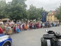 przedszkolaki w trakcie trwania parady. Dzieci są przebrane w wielobarwne kostiumy postaci z bajek.
