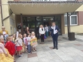 dzieci i burmistrz przed urzędem