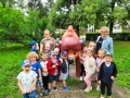  dzieci i nauczycielki w trakcie czytania Pompikowych przygód