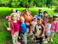  dzieci i nauczycielki w trakcie czytania Pompikowych przygód
