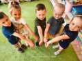 dzieci pokazujące tatuaże wykonane po zajęciach