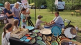 stoisko z malowanymi ceramicznymi naczyniami