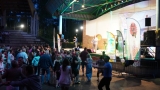 publiczność zgromadzona przed sceną amfiteatru podczas koncertu