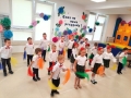  dzieci z grupy Sarenek w czasie uroczystości Dnia Rodziny oraz zakończenia roku przedszkolnego