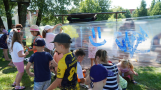 dzieci biorące udział w zabawach na osiedlu Lipowa. 