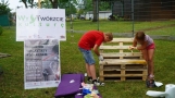 Uczestnicy warsztatów stolarskich.
