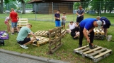 Uczestnicy warsztatów stolarskich.