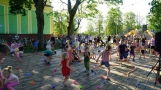  dzieci uczestniczące w Pikniku Malucha.