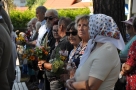 mieszkańcy z wiązankami kwiatów i ziół