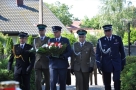 delegacja składająca kwiaty