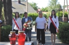 delegacja składająca kwiaty