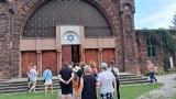 przed synagogą