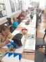 uczestnicy warsztatów plastycznych i wernisażu wystawy