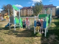dzieci znajdują się w ogrodzie przedszkolnym, bawią się na nowych urządzeniach terenowych.