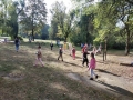 Dzieci zbierają różnego rodzaju śmieci w parku miejskim