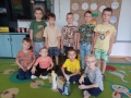 dzieci z artykułami dla powodzian