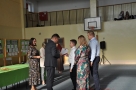 burmistrz wręcza uczniom akt przyznania stypendium
