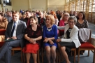 burmistrz i komisja stypendialna. W tle widać stypendystów z rodzicami i opiekunami