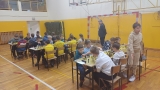 młodzież gra w szachy