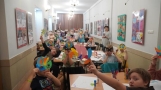 dzieci uczestniczące w karnawałowych zajęciach artystycznych