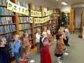 występ dzieci w bibliotece
