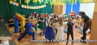 dzieci w przebraniach na balu karnawałowym