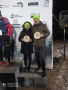 para na podium trzymają krążki z drewna - medale