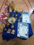 stolik trofeami