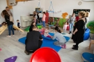 dzieci i opiekunowie w sali sensorycznej
