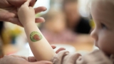 Prezentacja tatuażu z logo Przedszkola na rączce dziecka
