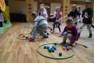 dzieci uczestniczące w zajęciach artystycznych "Krok do wiosny"