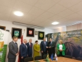 zdjęcie grupowe przedstawicieli trzech samorządów w trakcie konferencji