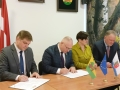 przedstawiciele miasta, powiatu i Krasławy podczas podpisywania umowy