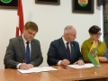Burmistrz w trakcie podpisywania umowy