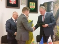 uścisk dłoni Burmistrza i Przewodniczącego Rady Regionu Krasława