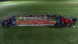 chłopcy z drużyny trzymają baner pasji