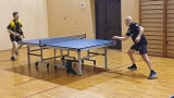 dwaj mężczyźni grają w tenisa stołowego
