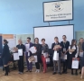 Laureaci konkursu, w tym nasze uczennice pozują do wspólnego zdjęcia